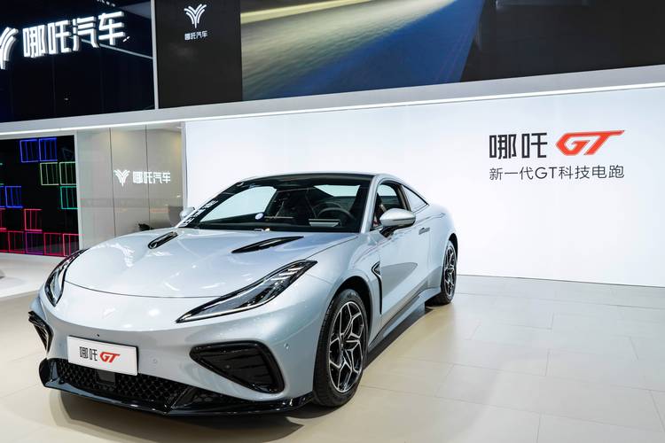 广州300哪吒汽车在智能汽车领域的表现，领途汽车在新能源汽车市场中的影响力